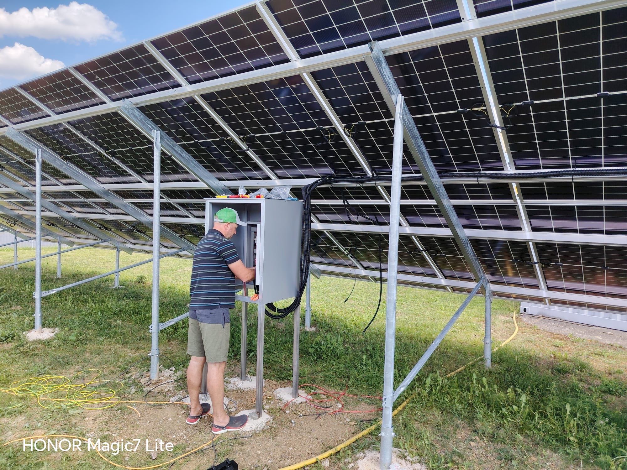 Montáž fotovoltaické elektrárny a elektro rozvaděče v průmyslovém areálu