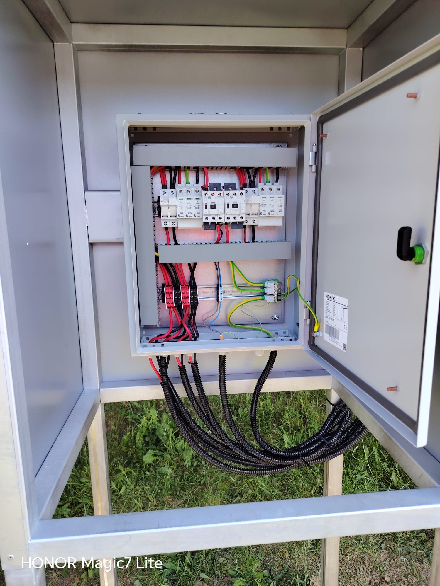 Detail rozvaděče s jištěním a kabeláží